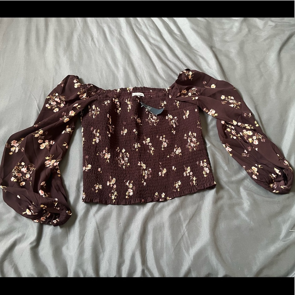 Abercrombie long-sleeved smocked puff sleeve top
